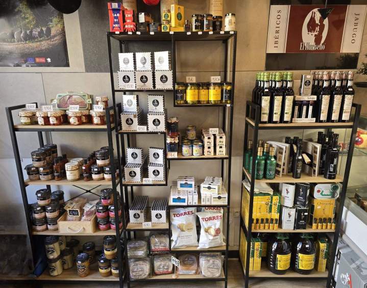 Sélection de produits d’épicerie à vendre.